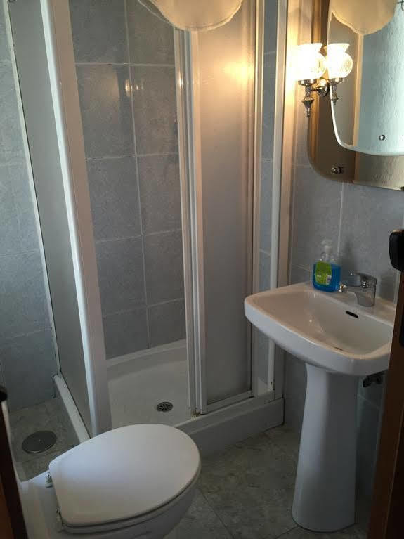 Hostal Londres Granada Eksteriør billede